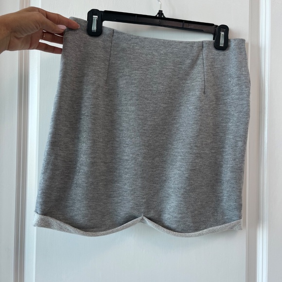 MET Jeans Gray Mini Skirt with Chain Detail & Asymmetric Hem – 100% Cotton - Picture 6 of 8